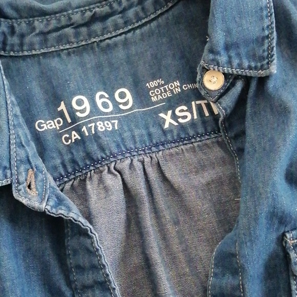 💙 Gap Denim Shirt - Picture 2 of 7